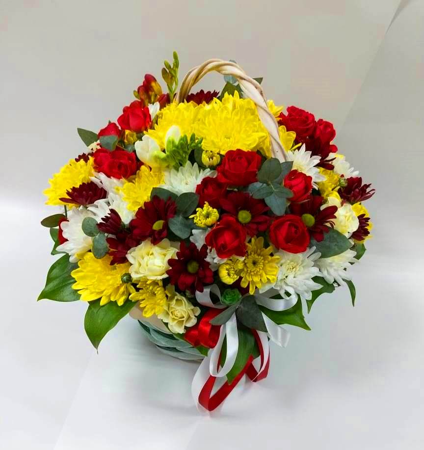 Цветочная композиция из Хризантемы и Розы в корзине в Воронцовке