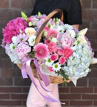 Цветочная композиция из Розы, Хризантемы, Пионы и Лизиантусы в корзине в Воронцовке