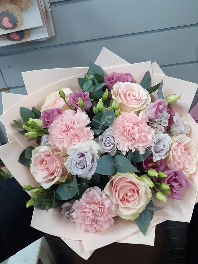 Букет цветов из: Розы, Гвоздики и Лизиантусы в Воронцовке